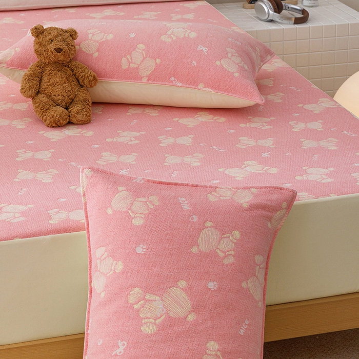 91家纺网 家纺一手货源 找家纺 悦然毛巾被 2026新款水洗三层纱布全棉床笠套件床单夹棉床罩A类单床笠床笠单件 晴粉