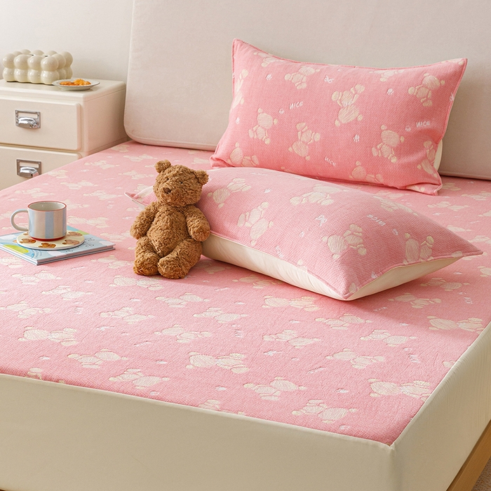 91家纺网 家纺一手货源 找家纺 悦然毛巾被 2026新款水洗三层纱布全棉床笠套件床单夹棉床罩A类单床笠床笠单件 晴粉