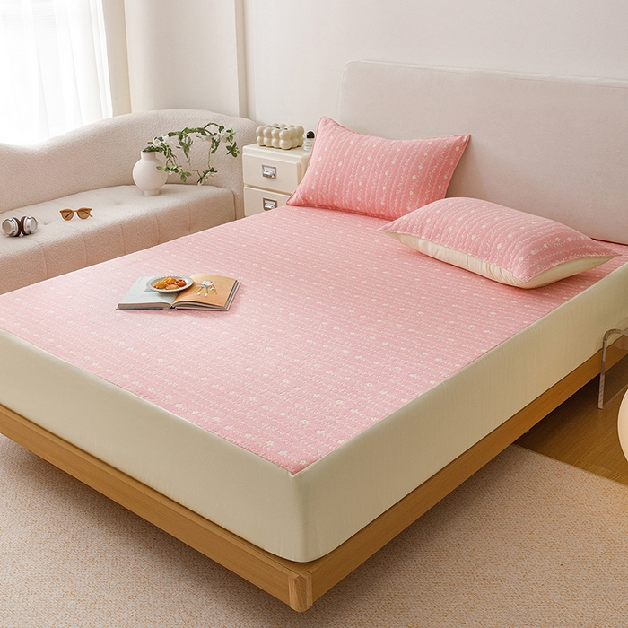 91家纺网 家纺一手货源 找家纺 悦然毛巾被 2026新款水洗三层纱布全棉床笠套件床单夹棉床罩A类单床笠床笠单件 空境粉