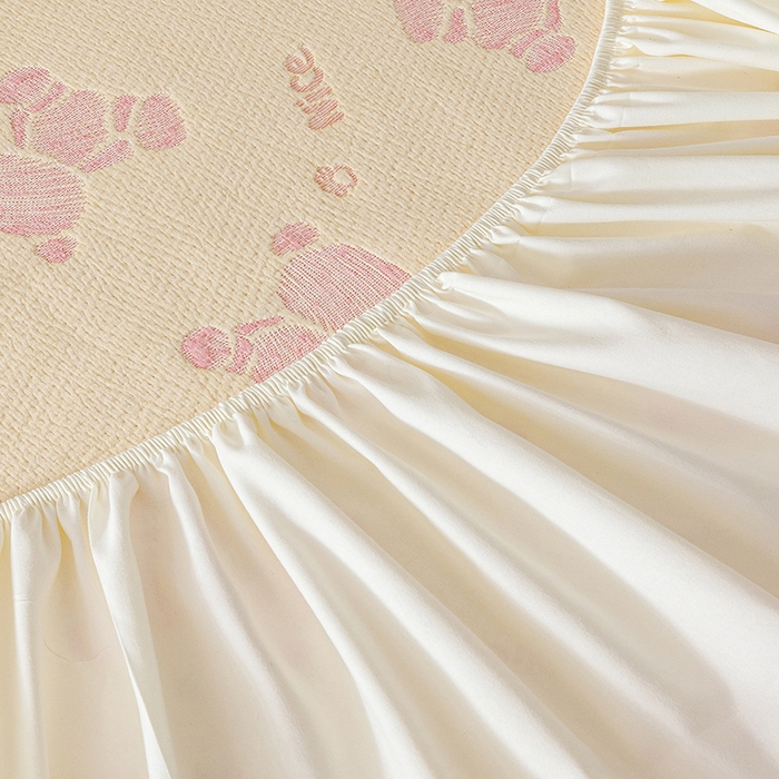 91家纺网 家纺一手货源 找家纺 悦然毛巾被 2026新款水洗三层纱布全棉床笠套件床单夹棉床罩A类单床笠床笠单件 晴粉