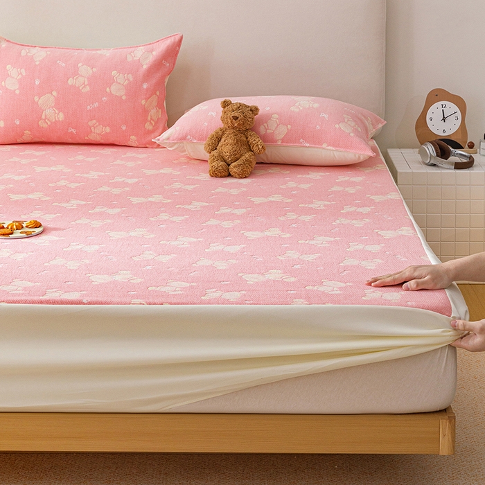 91家纺网 家纺一手货源 找家纺 悦然毛巾被 2026新款水洗三层纱布全棉床笠套件床单夹棉床罩A类单床笠床笠单件 晴粉