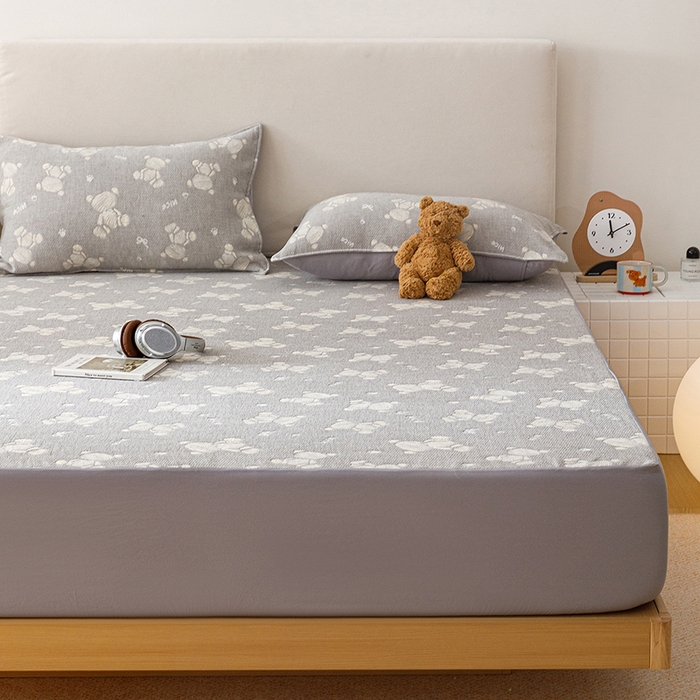 91家纺网 家纺一手货源 找家纺 悦然毛巾被 2026新款水洗三层纱布全棉床笠套件床单夹棉床罩A类单床笠床笠单件 晴灰