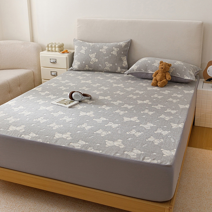 91家纺网 家纺一手货源 找家纺 悦然毛巾被 2026新款水洗三层纱布全棉床笠套件床单夹棉床罩A类单床笠床笠单件 晴灰