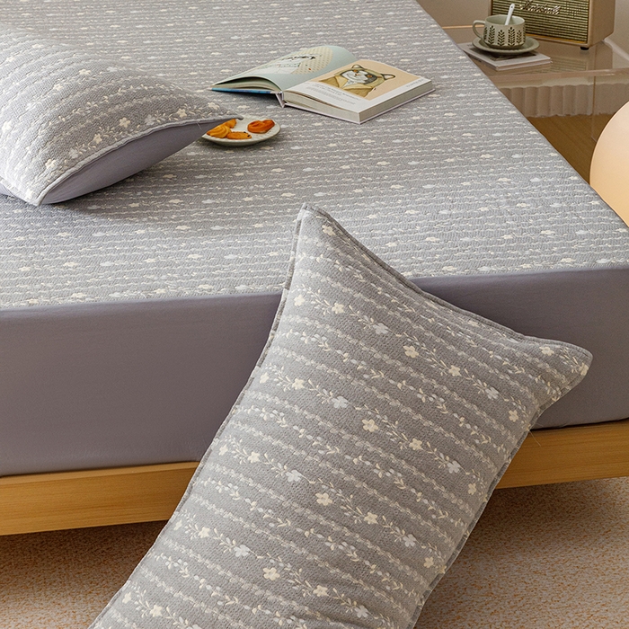 91家纺网 家纺一手货源 找家纺 悦然毛巾被 2026新款水洗三层纱布全棉床笠套件床单夹棉床罩A类单床笠床笠单件 空境灰