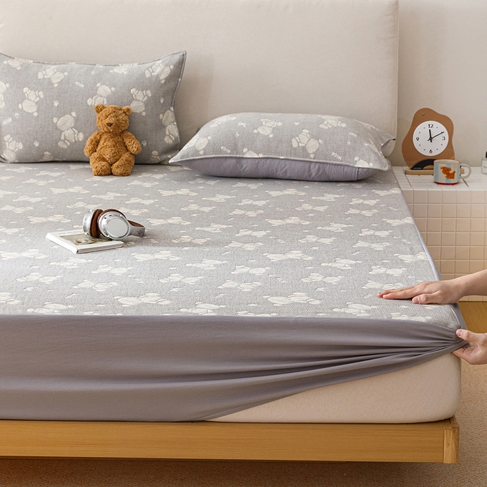 91家纺网 家纺一手货源 找家纺 悦然毛巾被 2026新款水洗三层纱布全棉床笠套件床单夹棉床罩A类单床笠床笠单件 晴灰
