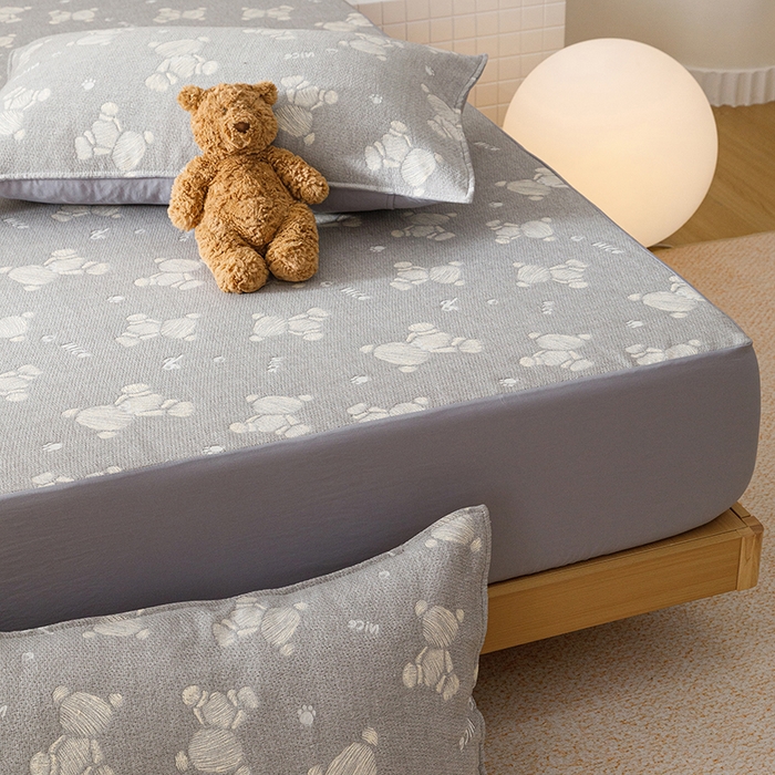 91家纺网 家纺一手货源 找家纺 悦然毛巾被 2026新款水洗三层纱布全棉床笠套件床单夹棉床罩A类单床笠床笠单件 晴灰