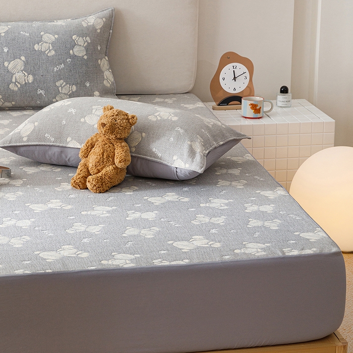 91家纺网 家纺一手货源 找家纺 悦然毛巾被 2026新款水洗三层纱布全棉床笠套件床单夹棉床罩A类单床笠床笠单件 晴灰