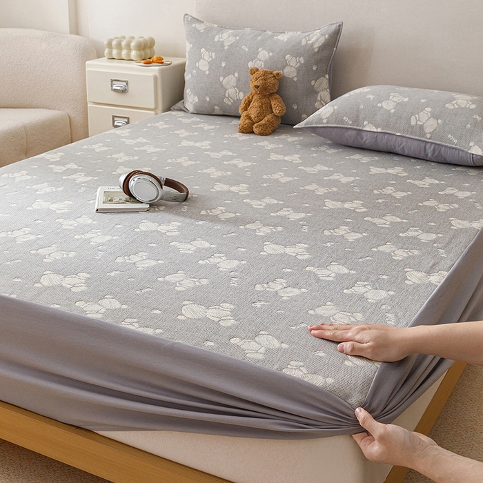 91家纺网 家纺一手货源 找家纺 悦然毛巾被 2026新款水洗三层纱布全棉床笠套件床单夹棉床罩A类单床笠床笠单件 晴灰