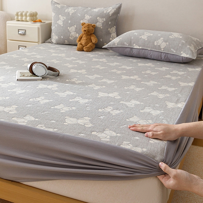 91家纺网 家纺一手货源 找家纺 悦然毛巾被 2026新款水洗三层纱布全棉床笠套件床单夹棉床罩A类单床笠床笠单件 晴灰