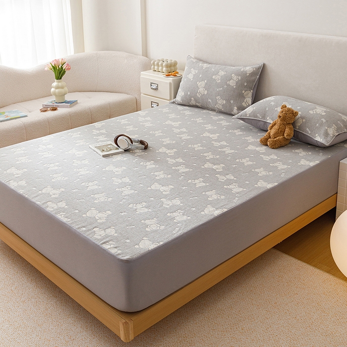 91家纺网 家纺一手货源 找家纺 悦然毛巾被 2026新款水洗三层纱布全棉床笠套件床单夹棉床罩A类单床笠床笠单件 晴灰