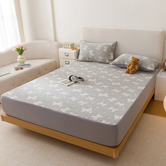 91家纺网 家纺一手货源 找家纺 悦然毛巾被 2026新款水洗三层纱布全棉床笠套件床单夹棉床罩A类单床笠床笠单件 晴灰