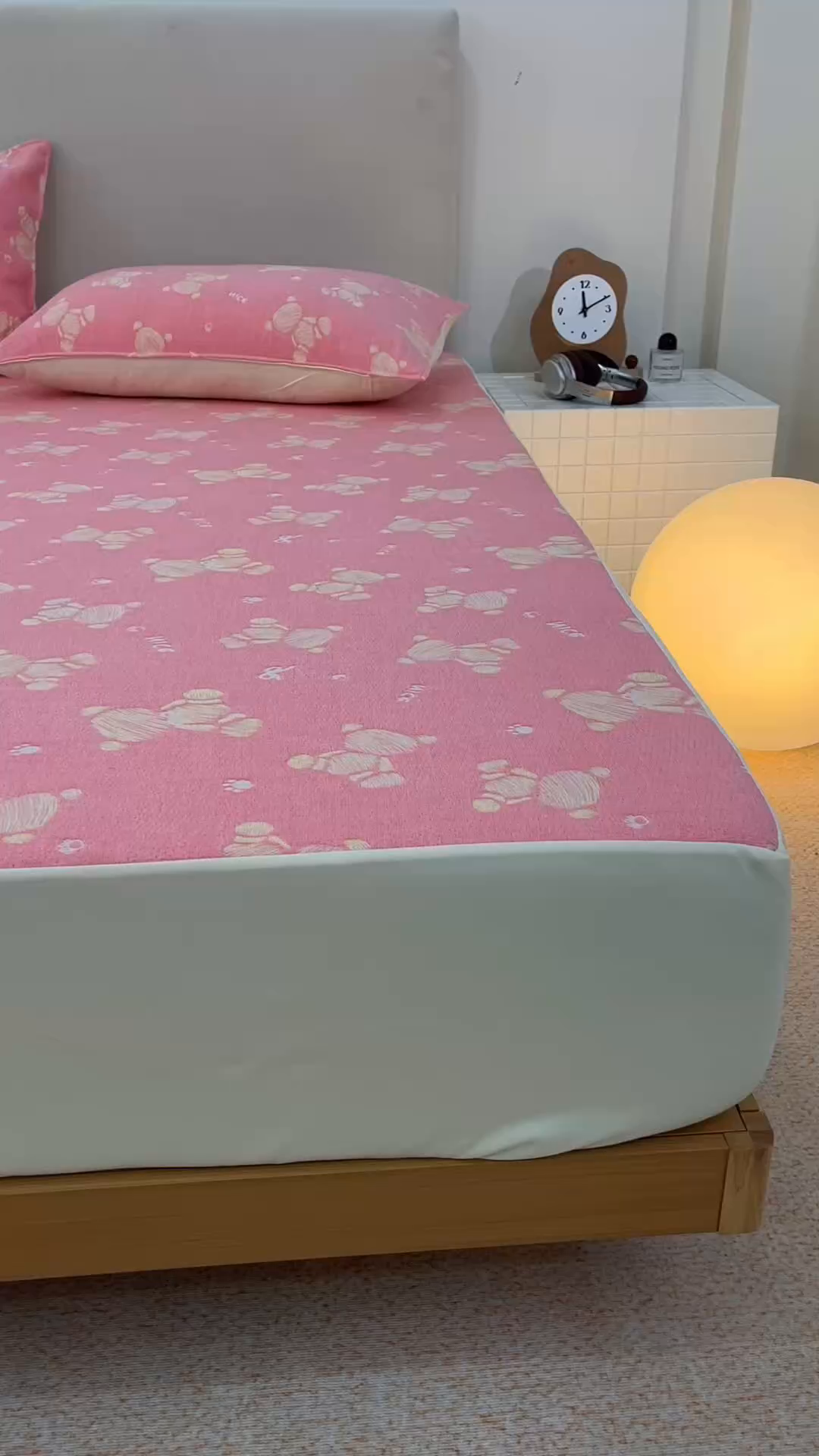 91家纺网 家纺一手货源 找家纺 悦然毛巾被 2026新款水洗三层纱布全棉床笠套件床单夹棉床罩A类单床笠床笠单件 晴粉