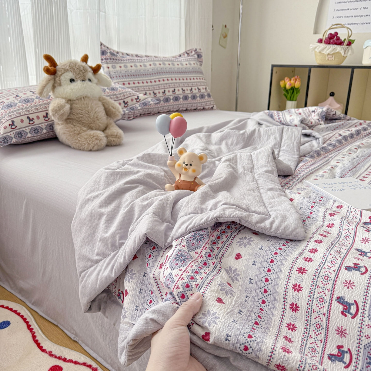 91家纺网 家纺一手货源 找家纺 蓝冰家纺 2026新款a类泡芙双层纱大豆夏被夏凉被空调被夏被四件套 泡芙-童趣木马