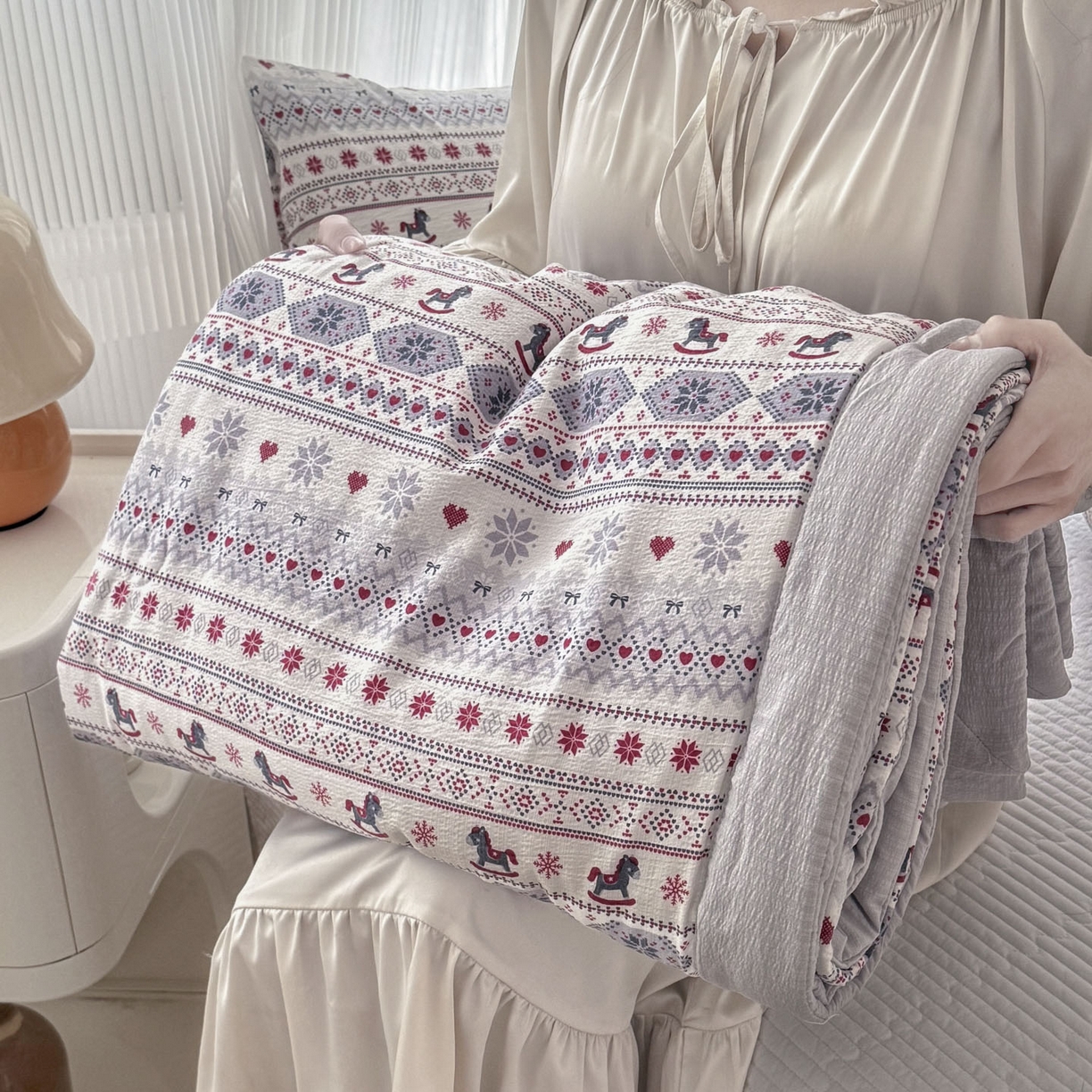 91家纺网 家纺一手货源 找家纺 蓝冰家纺 2026新款a类泡芙双层纱大豆夏被夏凉被空调被夏被四件套 泡芙-童趣木马