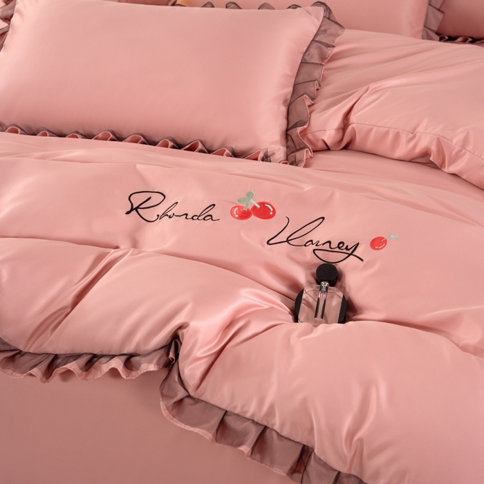 91家纺网 家纺一手货源 找家纺 畅畅家纺 2026新款水洗天丝纯色刺绣四件套床品套件 初夏浅豆沙