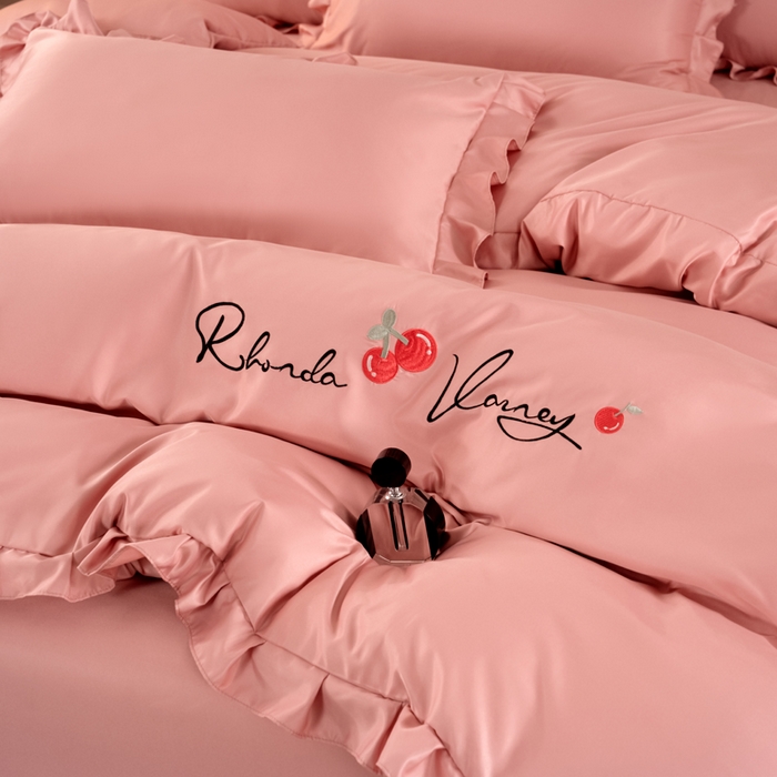 91家纺网 家纺一手货源 找家纺 畅畅家纺 2026新款水洗天丝纯色刺绣四件套床品套件 盛夏浅豆沙