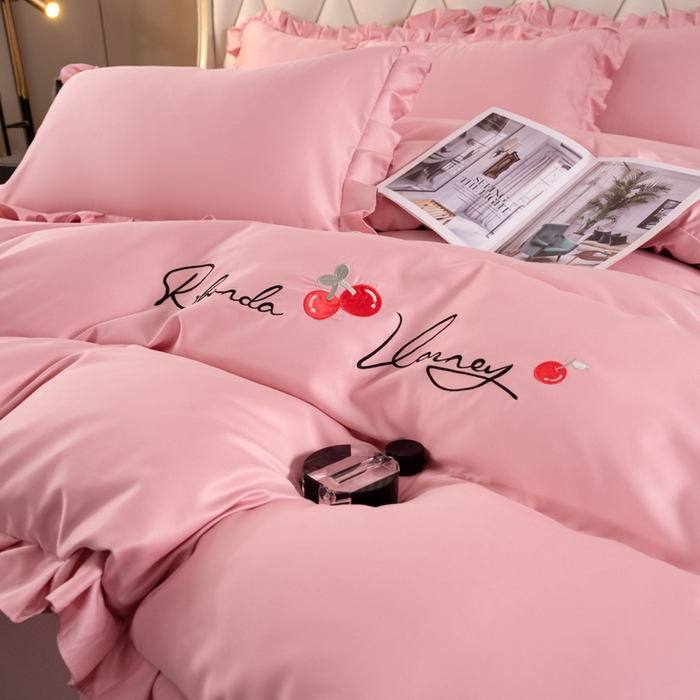 91家纺网 家纺一手货源 找家纺 畅畅家纺 2026新款水洗天丝纯色刺绣四件套床品套件 盛夏浅粉