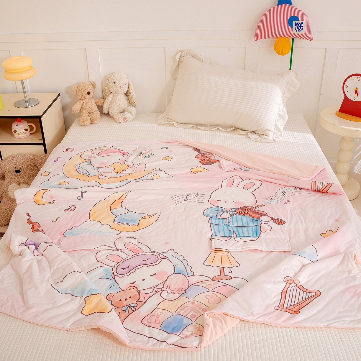 91家纺网 家纺一手货源 找家纺 十九色 2026新款数码大版锦氨凉感防踢被拥抱被夏凉被夏被空调被 月亮演奏家