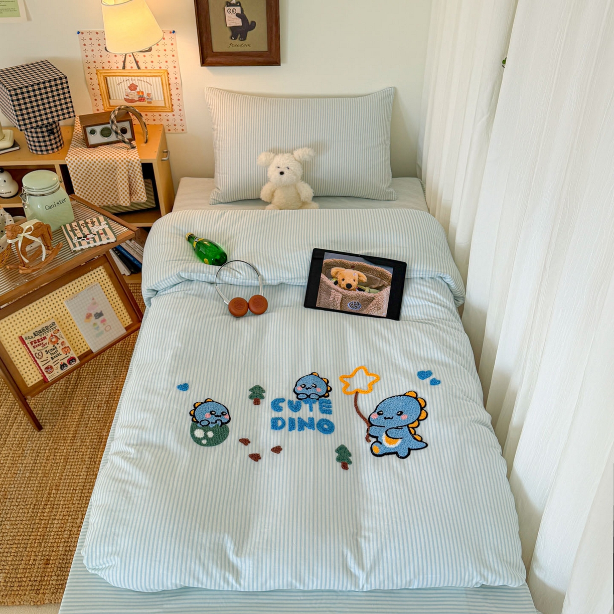 91家纺网 家纺一手货源 找家纺 倾慕家纺 2026新款学生纯棉毛巾绣四件套 小树恐龙