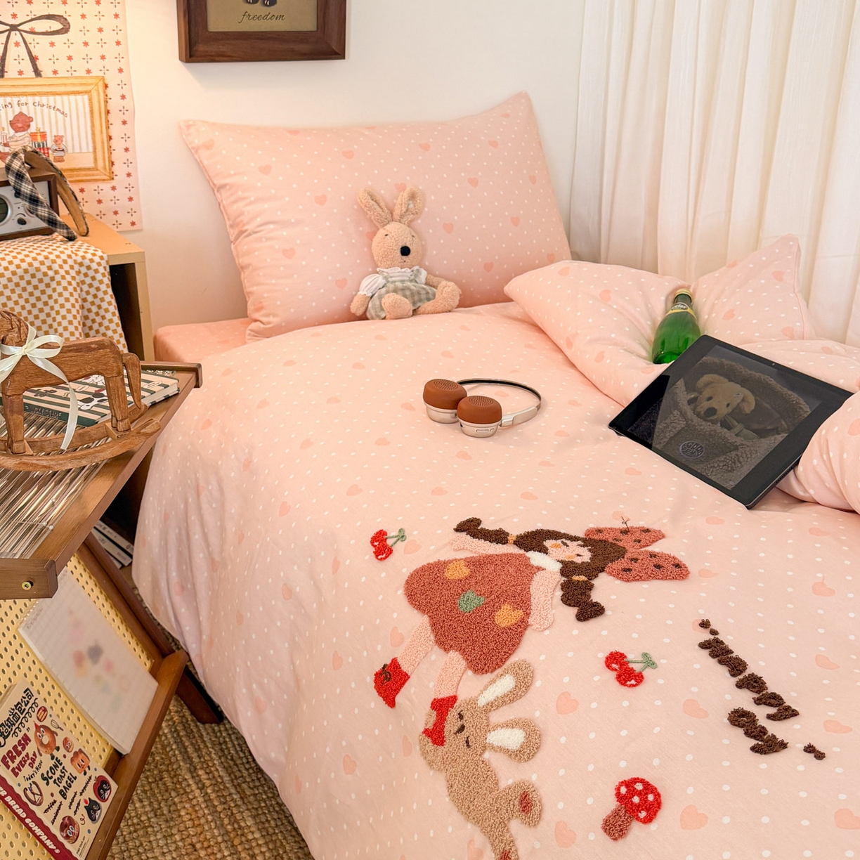 91家纺网 家纺一手货源 找家纺 倾慕家纺 2026新款学生纯棉毛巾绣四件套 小兔女孩