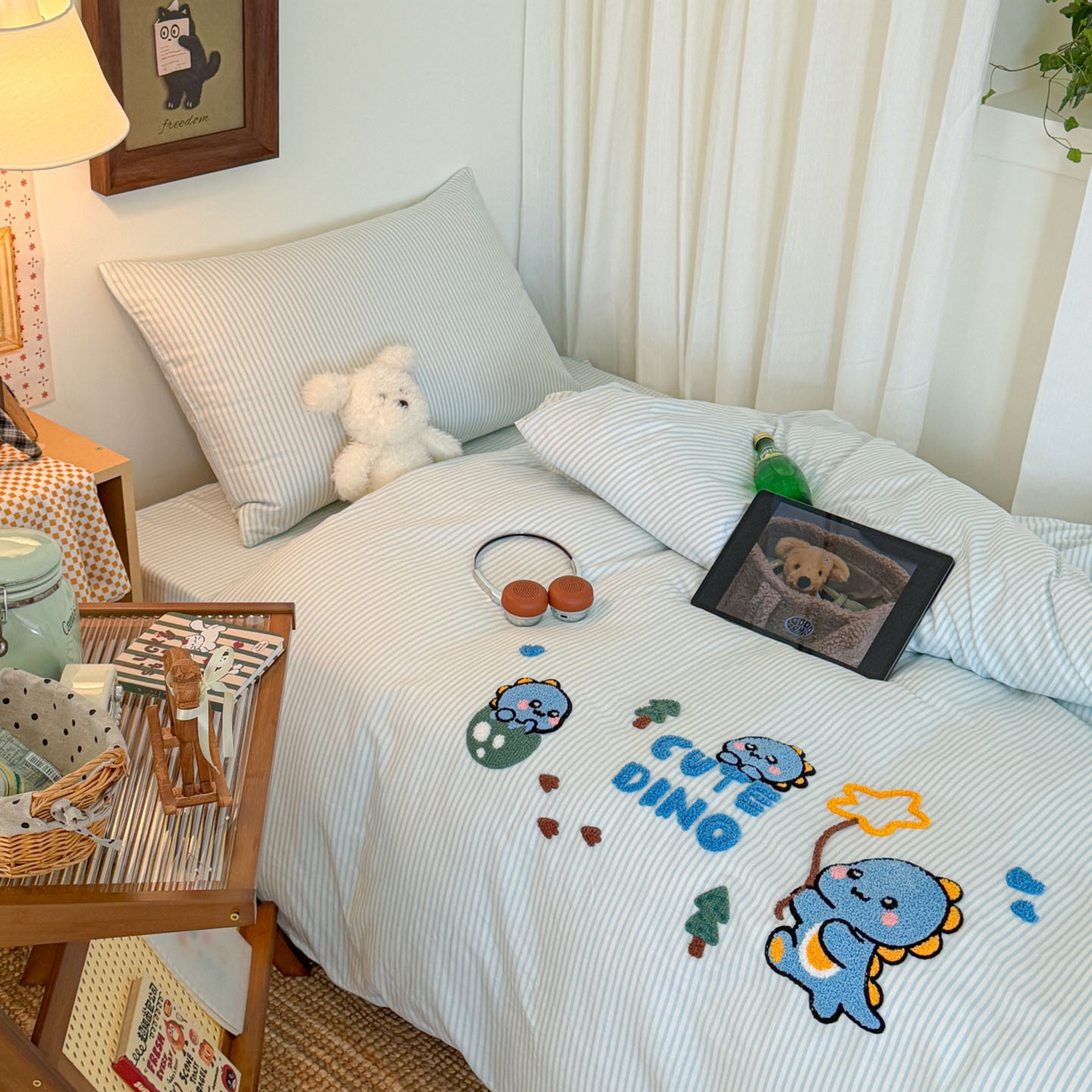 91家纺网 家纺一手货源 找家纺 倾慕家纺 2026新款学生纯棉毛巾绣四件套 小树恐龙