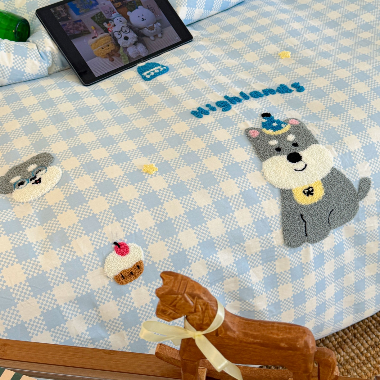 91家纺网 家纺一手货源 找家纺 倾慕家纺 2026新款学生纯棉毛巾绣四件套 格子小狗