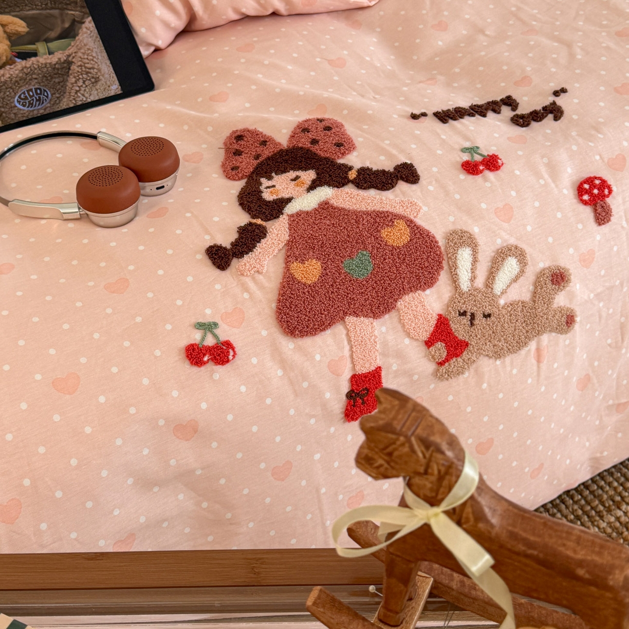 91家纺网 家纺一手货源 找家纺 倾慕家纺 2026新款学生纯棉毛巾绣四件套 小兔女孩