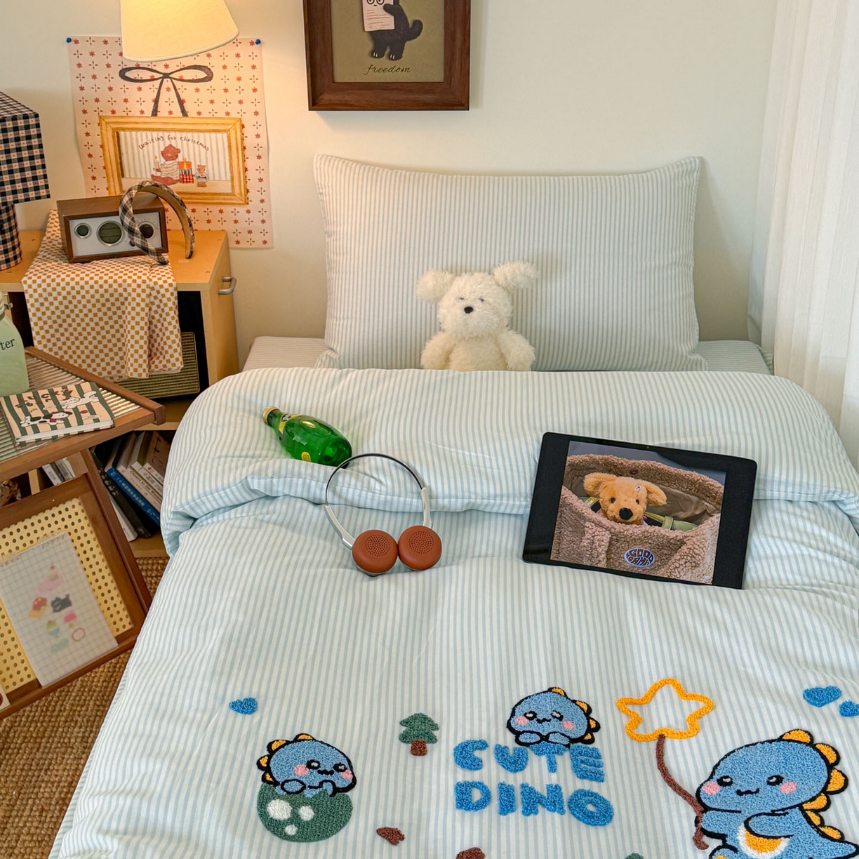 91家纺网 家纺一手货源 找家纺 倾慕家纺 2026新款学生纯棉毛巾绣四件套 小树恐龙