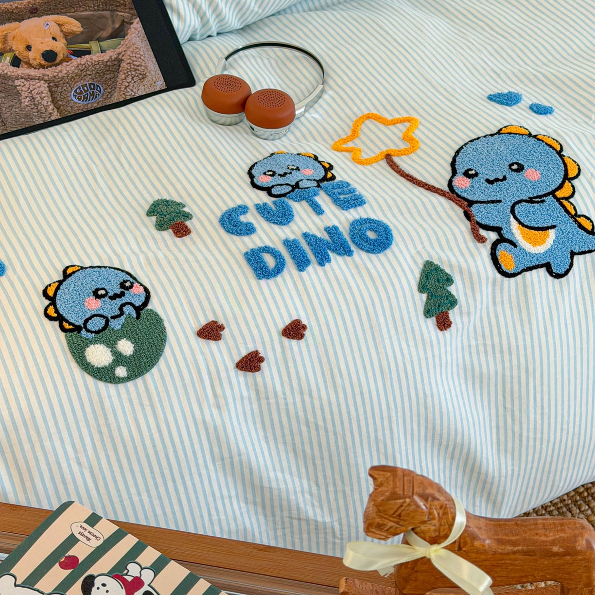 91家纺网 家纺一手货源 找家纺 倾慕家纺 2026新款学生纯棉毛巾绣四件套 小树恐龙