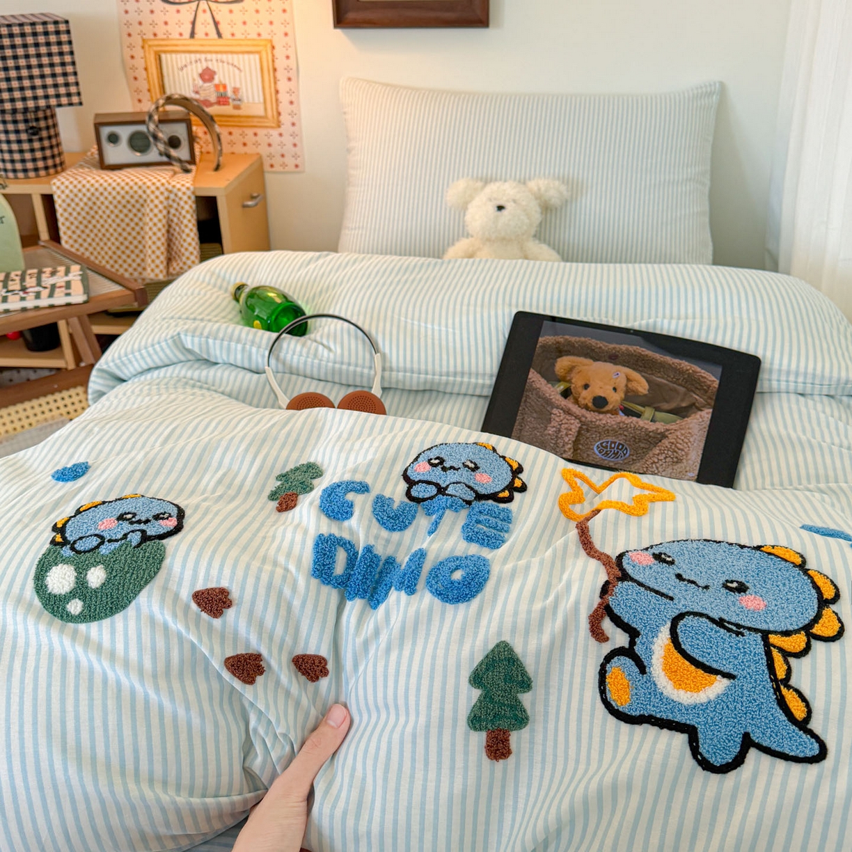 91家纺网 家纺一手货源 找家纺 倾慕家纺 2026新款学生纯棉毛巾绣四件套 小树恐龙