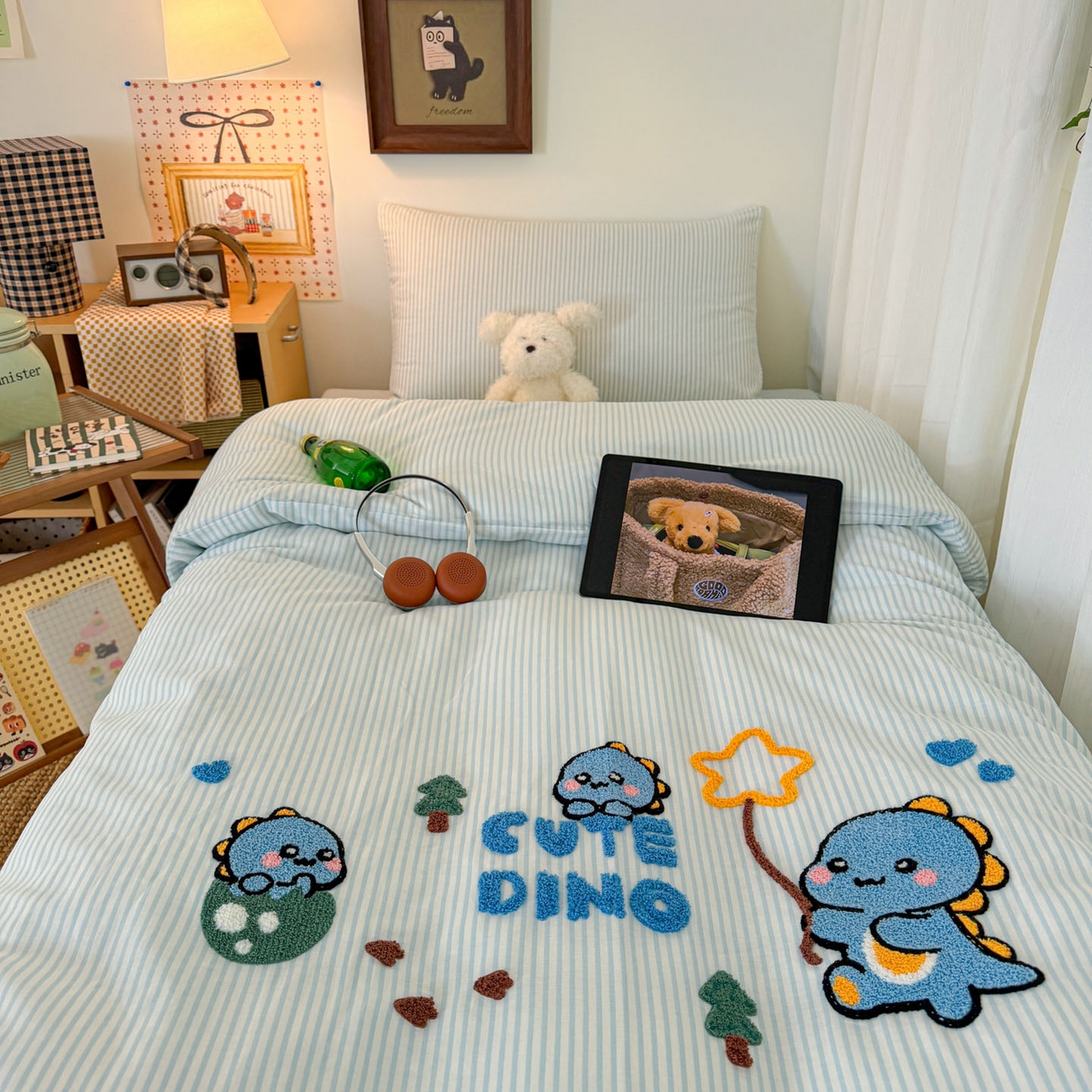 91家纺网 家纺一手货源 找家纺 倾慕家纺 2026新款学生纯棉毛巾绣四件套 小树恐龙