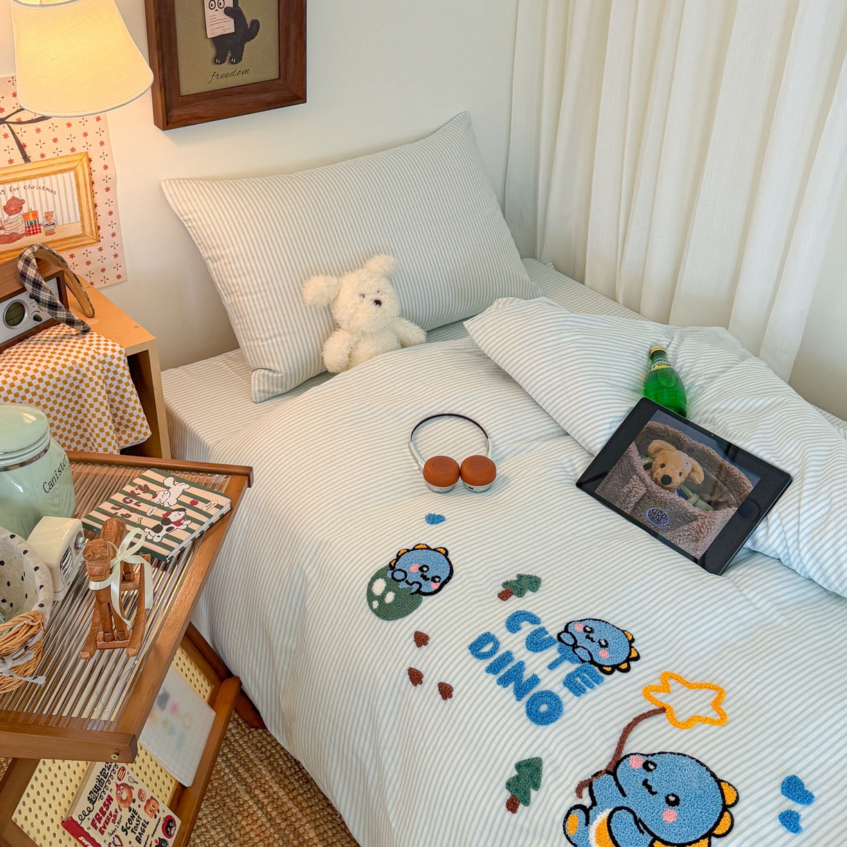 91家纺网 家纺一手货源 找家纺 倾慕家纺 2026新款学生纯棉毛巾绣四件套 小树恐龙