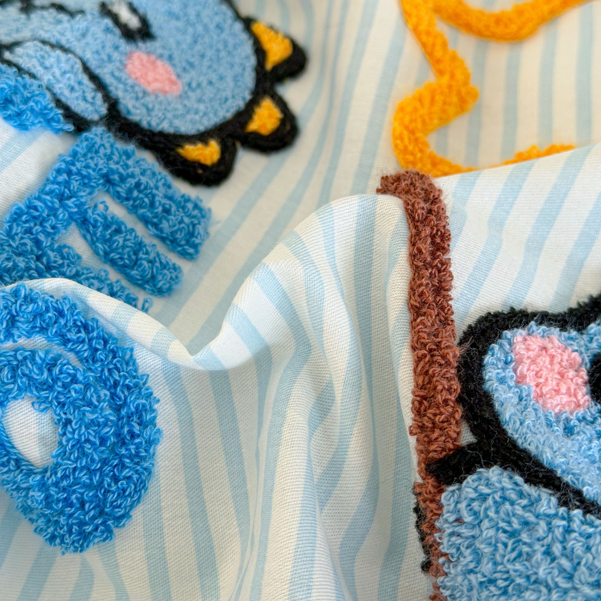 91家纺网 家纺一手货源 找家纺 倾慕家纺 2026新款学生纯棉毛巾绣四件套 小树恐龙