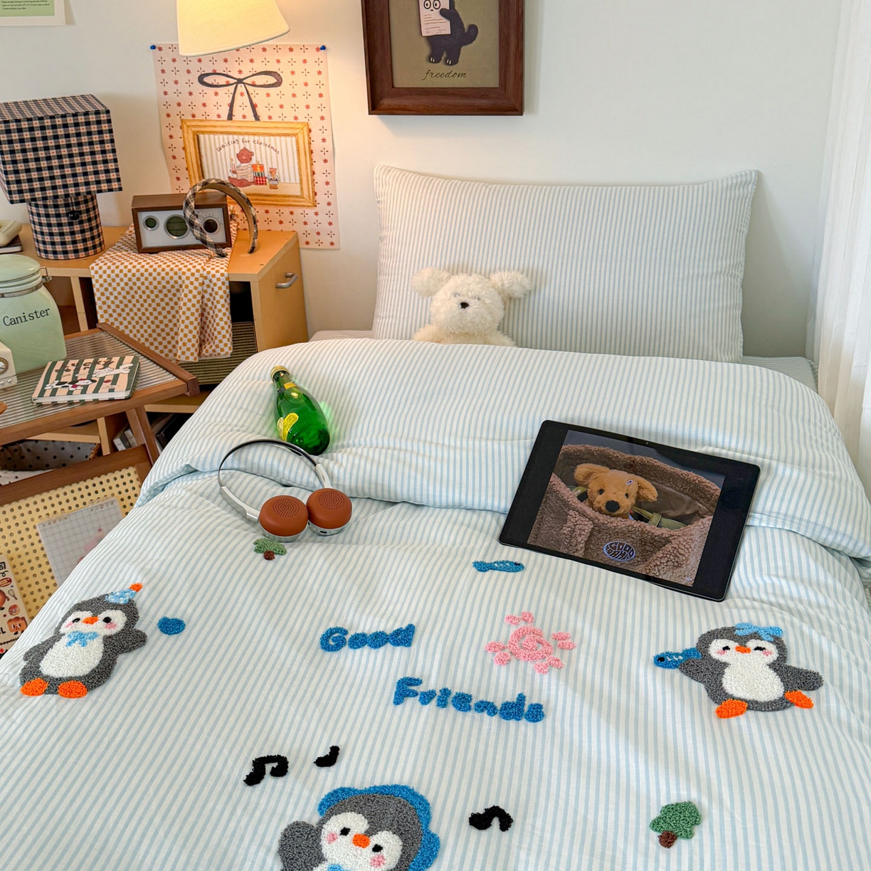 91家纺网 家纺一手货源 找家纺 倾慕家纺 2026新款学生纯棉毛巾绣四件套 欢乐企鹅