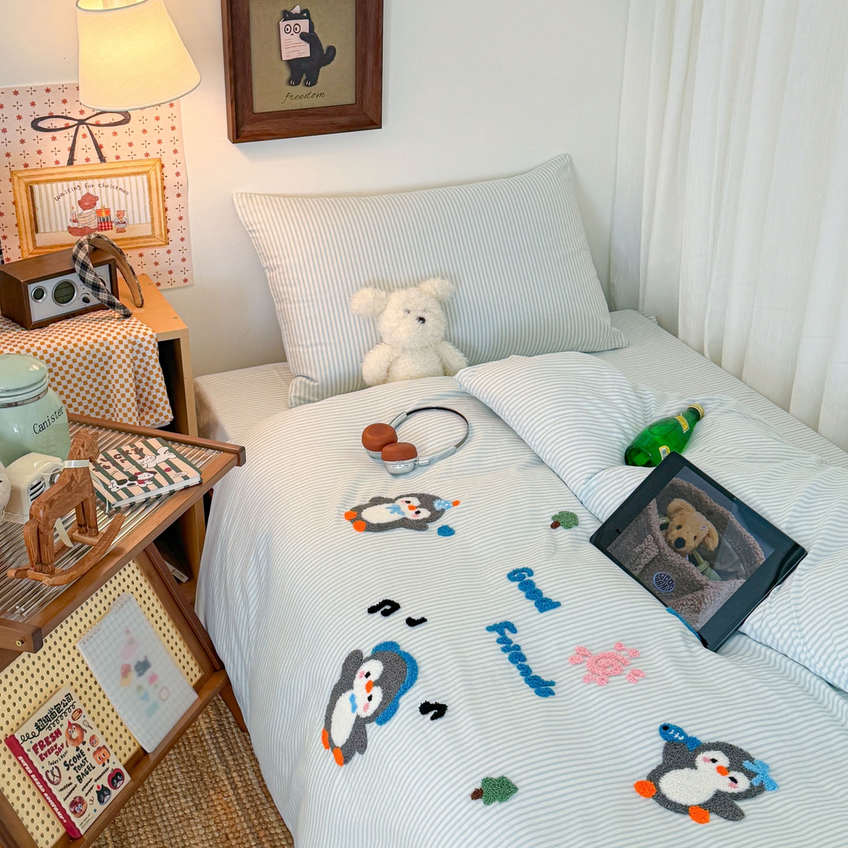 91家纺网 家纺一手货源 找家纺 倾慕家纺 2026新款学生纯棉毛巾绣四件套 欢乐企鹅