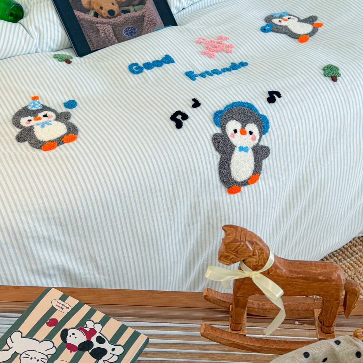 91家纺网 家纺一手货源 找家纺 倾慕家纺 2026新款学生纯棉毛巾绣四件套 欢乐企鹅