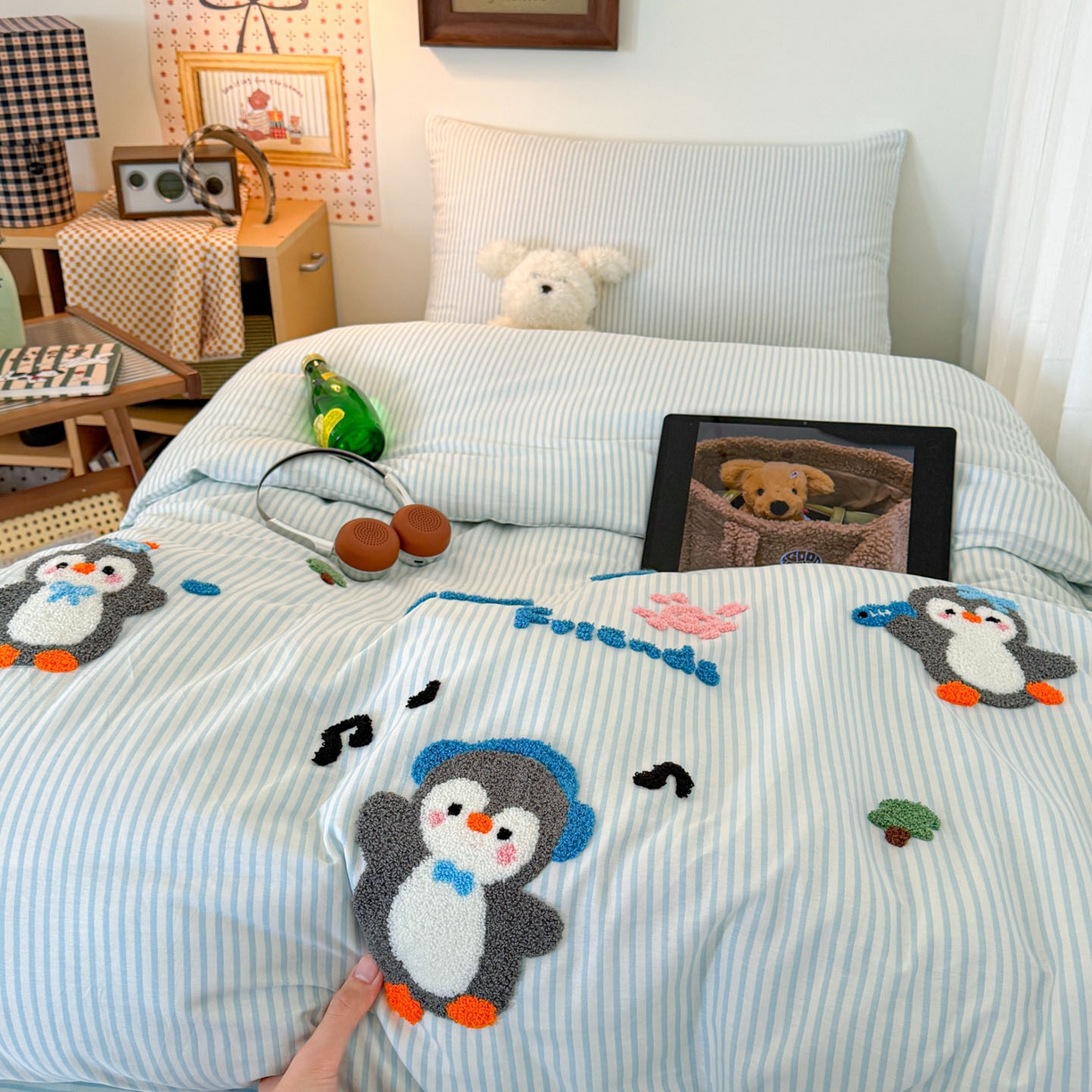 91家纺网 家纺一手货源 找家纺 倾慕家纺 2026新款学生纯棉毛巾绣四件套 欢乐企鹅