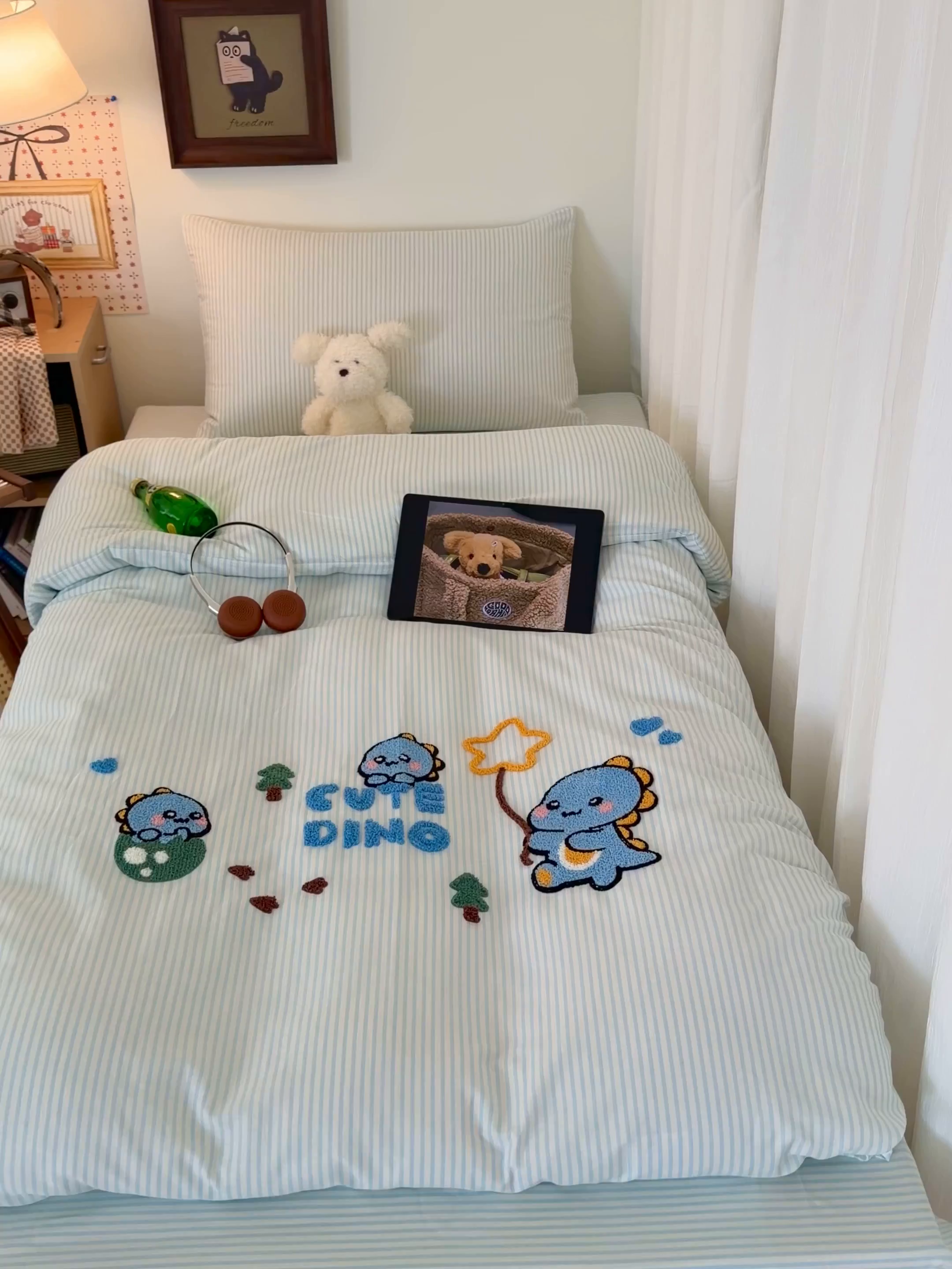 91家纺网 家纺一手货源 找家纺 倾慕家纺 2026新款学生纯棉毛巾绣四件套 小树恐龙