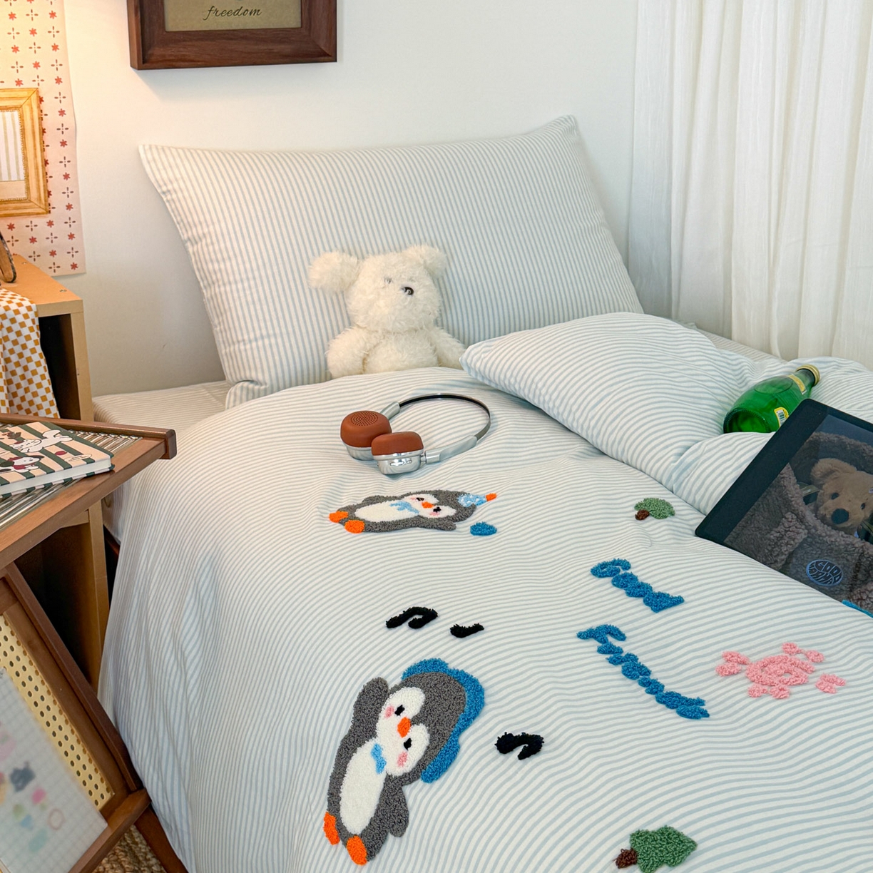 91家纺网 家纺一手货源 找家纺 倾慕家纺 2026新款学生纯棉毛巾绣四件套 欢乐企鹅