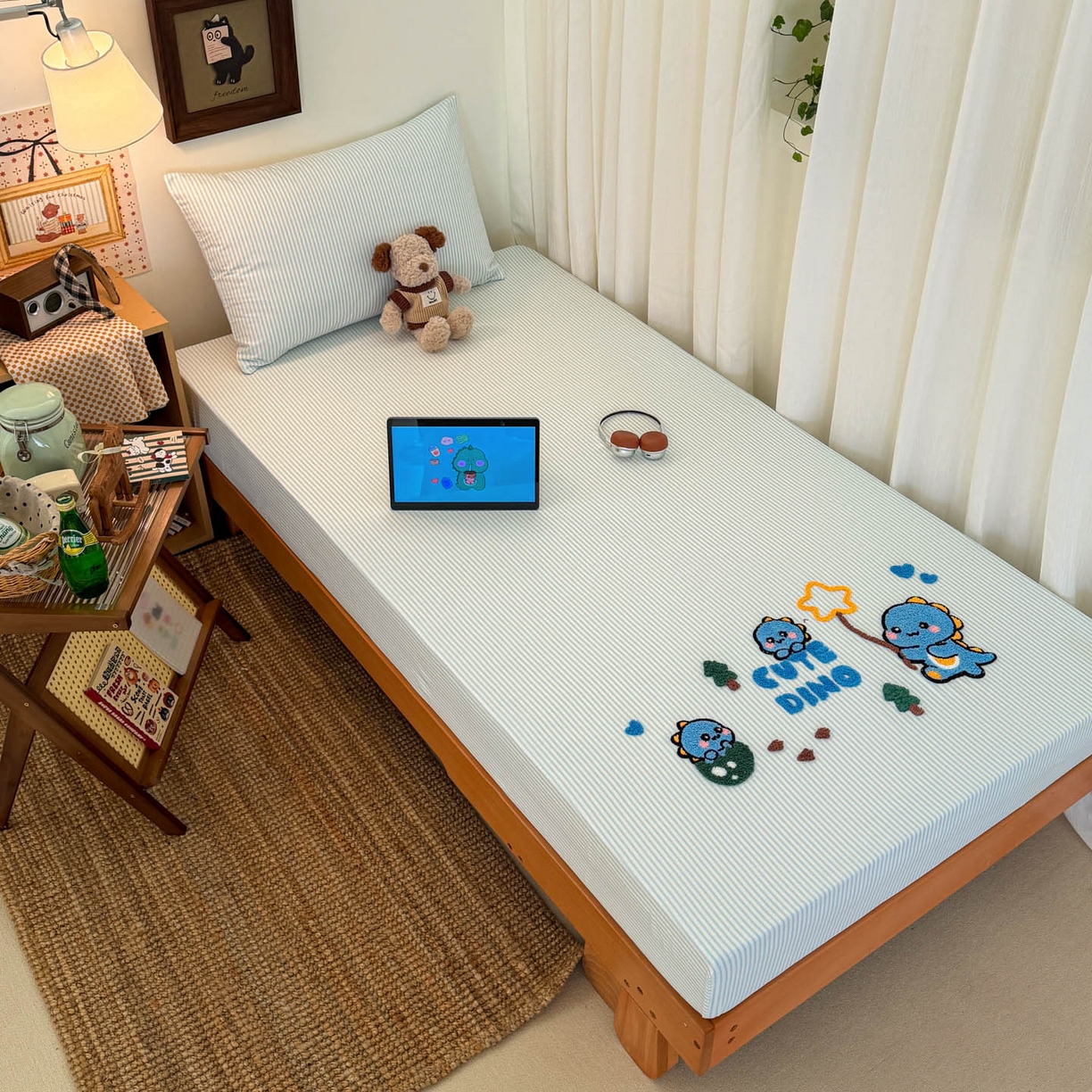 91家纺网 家纺一手货源 找家纺 倾慕家纺 2026新款学生纯棉毛巾绣单床笠 床笠小树恐龙