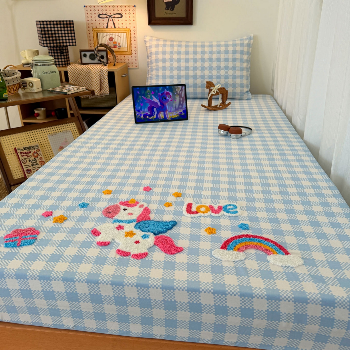 91家纺网 家纺一手货源 找家纺 倾慕家纺 2026新款学生纯棉毛巾绣单床笠 床笠彩虹马