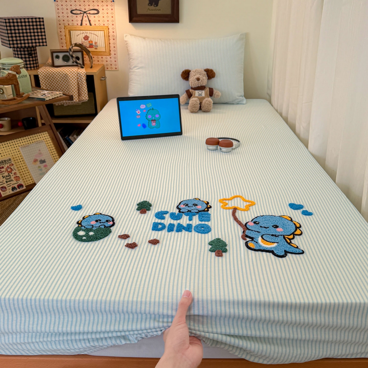 91家纺网 家纺一手货源 找家纺 倾慕家纺 2026新款学生纯棉毛巾绣单床笠 床笠小树恐龙