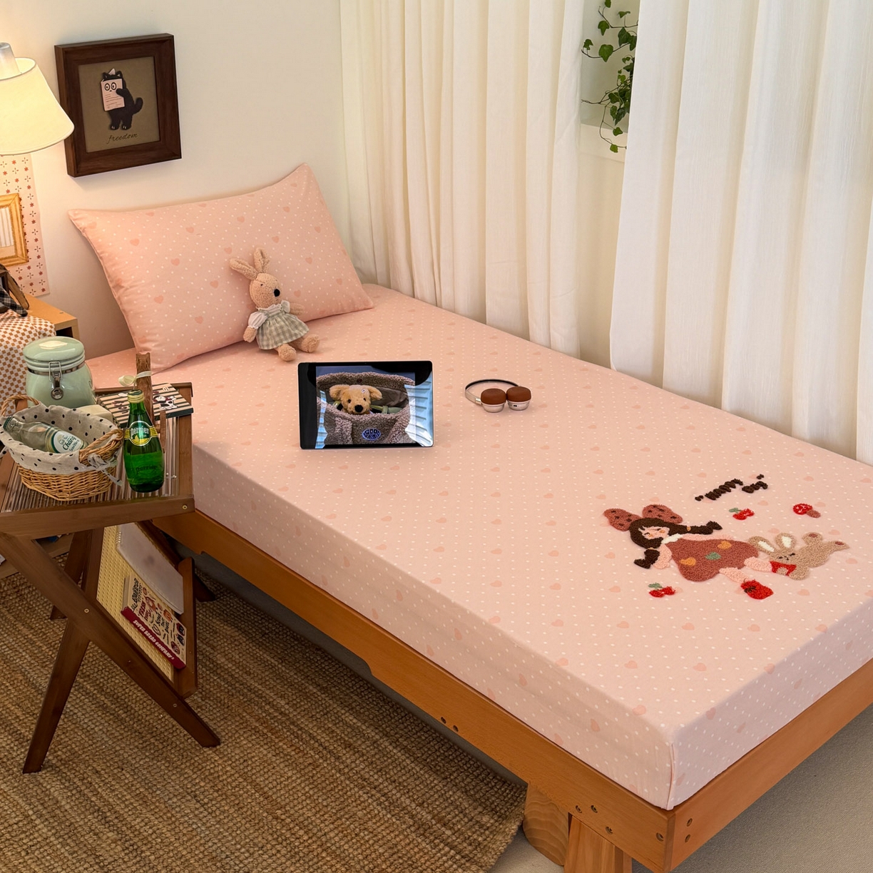 91家纺网 家纺一手货源 找家纺 倾慕家纺 2026新款学生纯棉毛巾绣单床笠 床笠小兔女孩