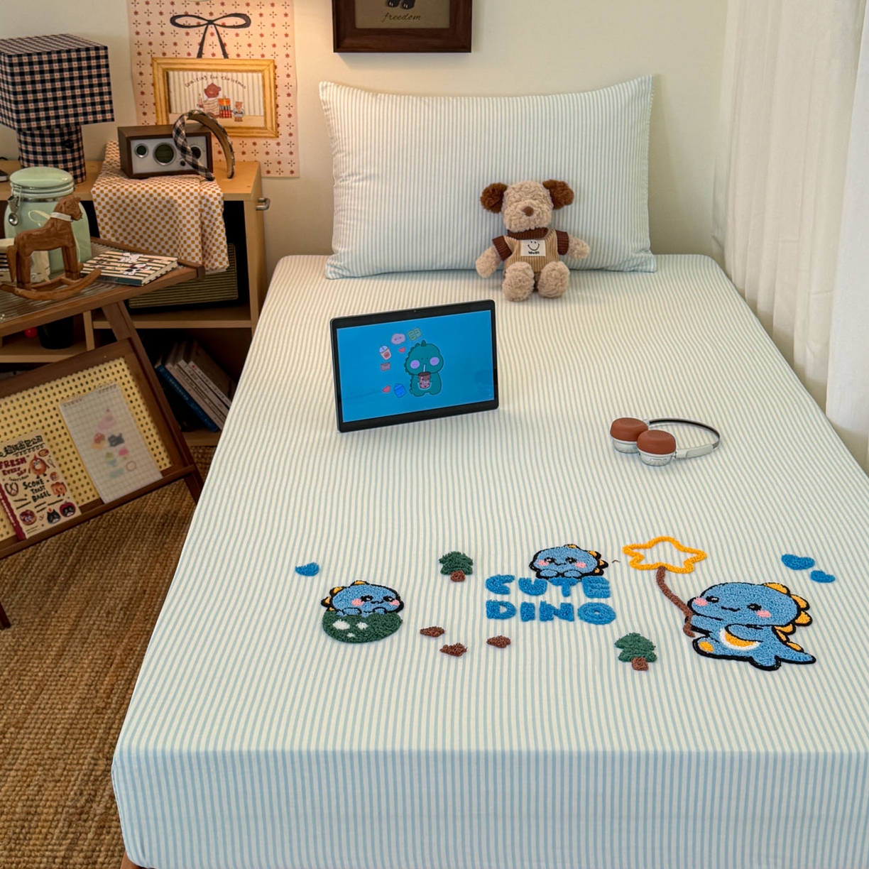 91家纺网 家纺一手货源 找家纺 倾慕家纺 2026新款学生纯棉毛巾绣单床笠 床笠小树恐龙