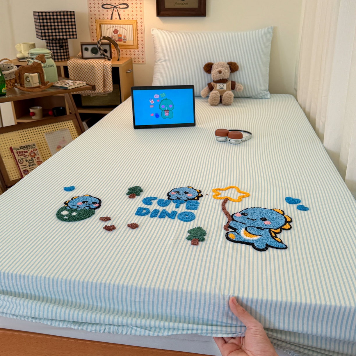 91家纺网 家纺一手货源 找家纺 倾慕家纺 2026新款学生纯棉毛巾绣单床笠 床笠小树恐龙