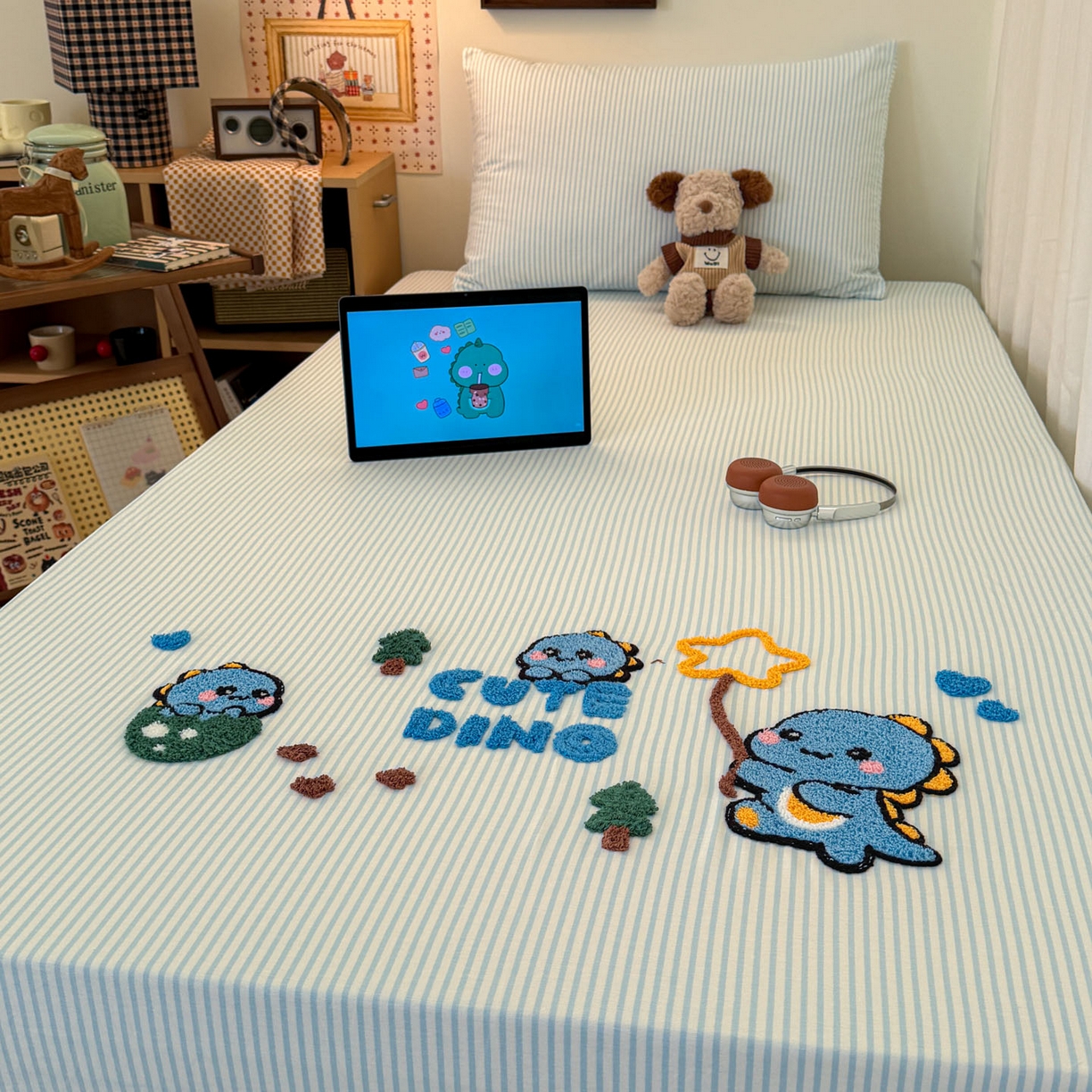 91家纺网 家纺一手货源 找家纺 倾慕家纺 2026新款学生纯棉毛巾绣单床笠 床笠小树恐龙