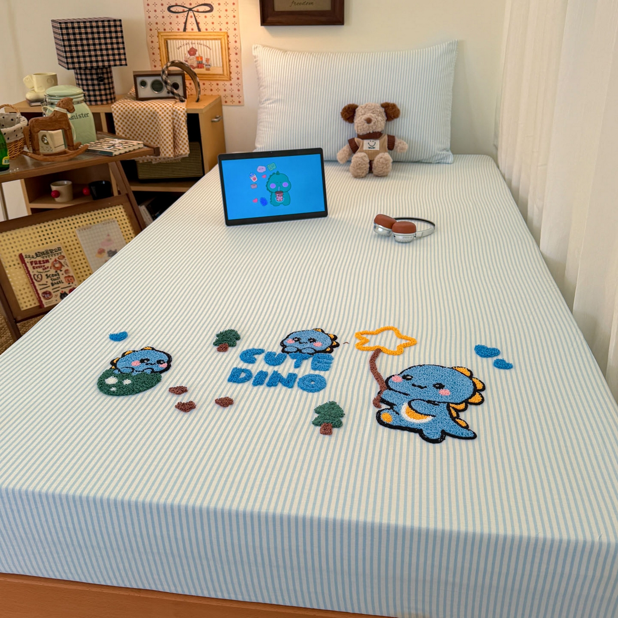 91家纺网 家纺一手货源 找家纺 倾慕家纺 2026新款学生纯棉毛巾绣单床笠 床笠小树恐龙