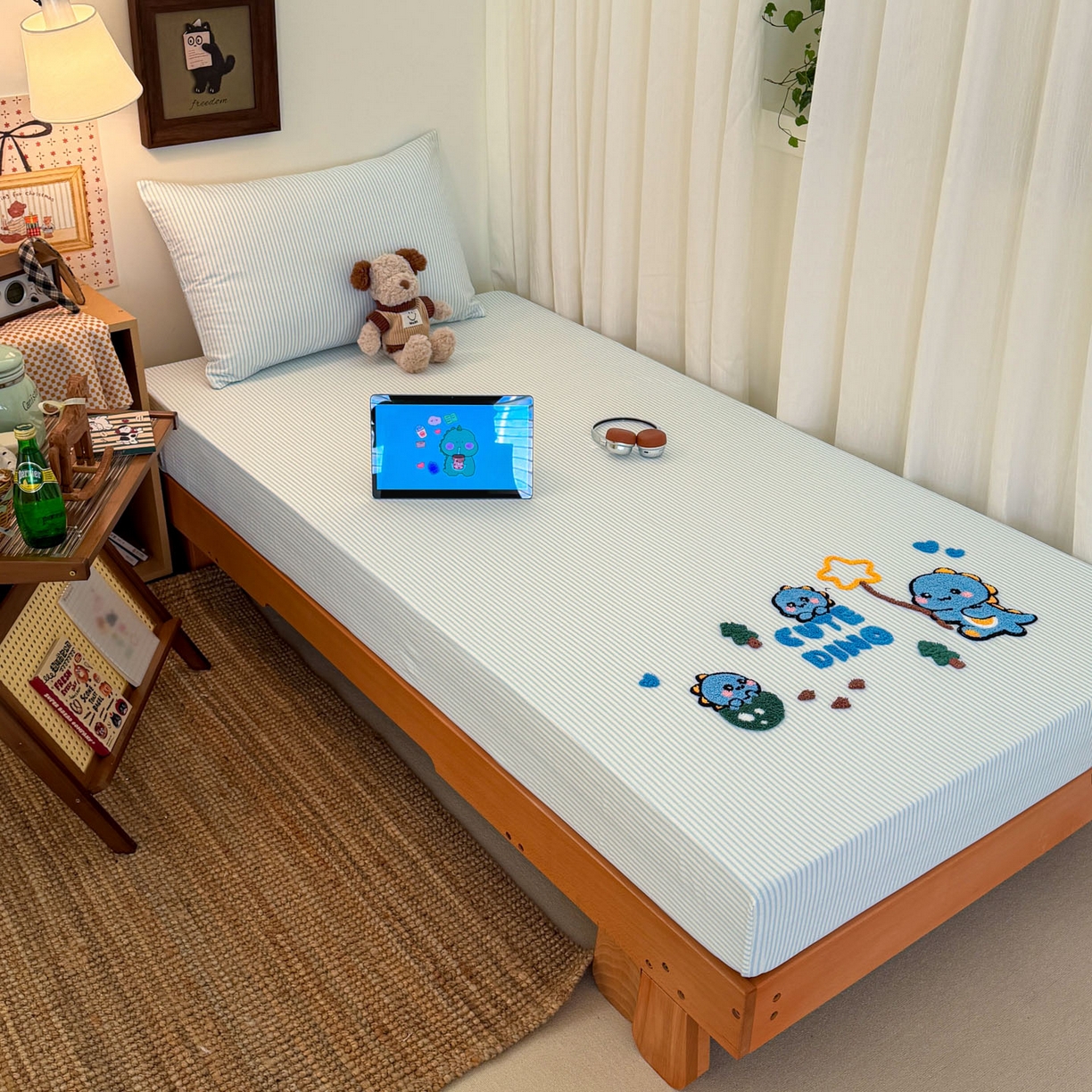 91家纺网 家纺一手货源 找家纺 倾慕家纺 2026新款学生纯棉毛巾绣单床笠 床笠小树恐龙