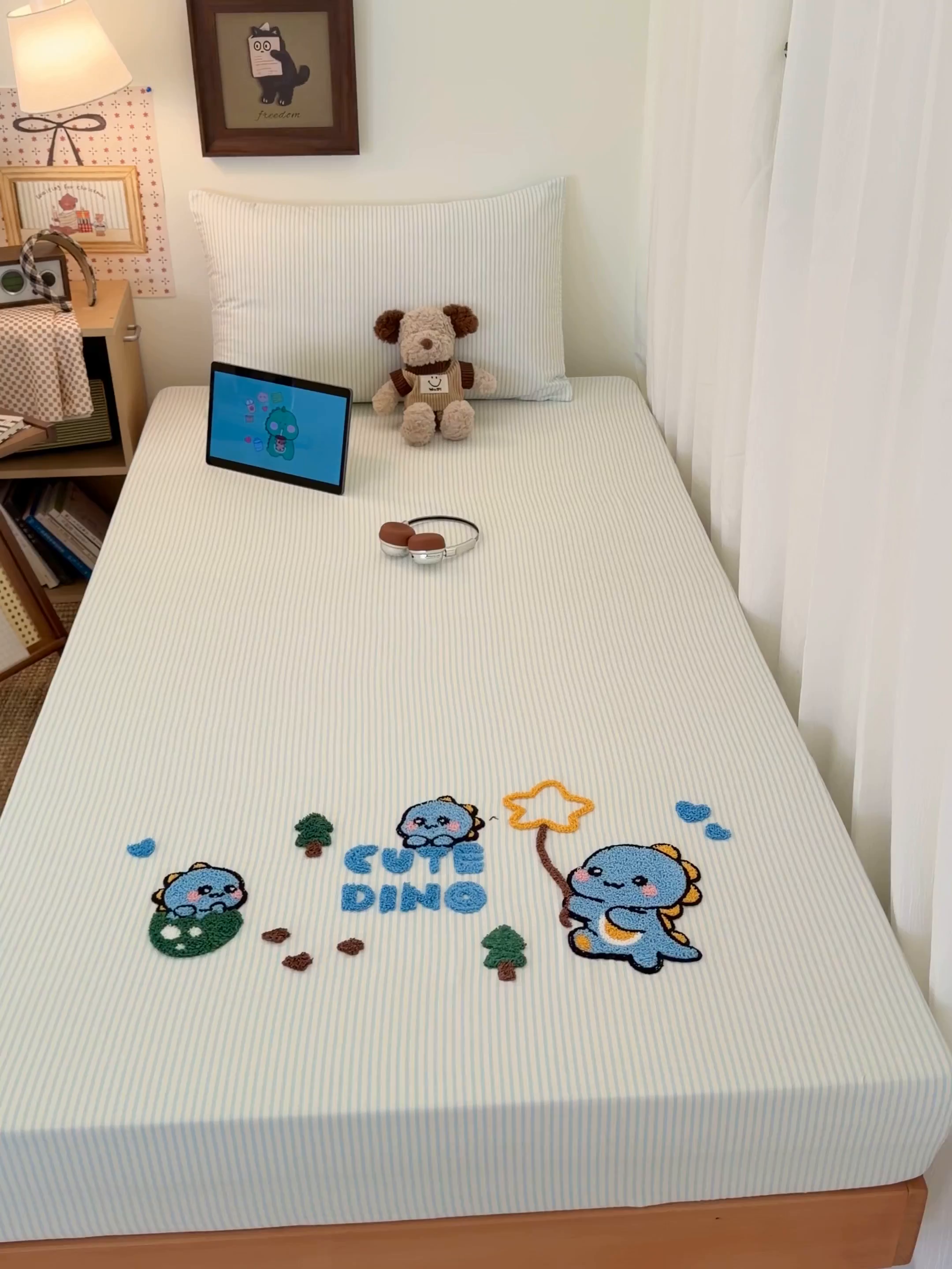 91家纺网 家纺一手货源 找家纺 倾慕家纺 2026新款学生纯棉毛巾绣单床笠 床笠小树恐龙