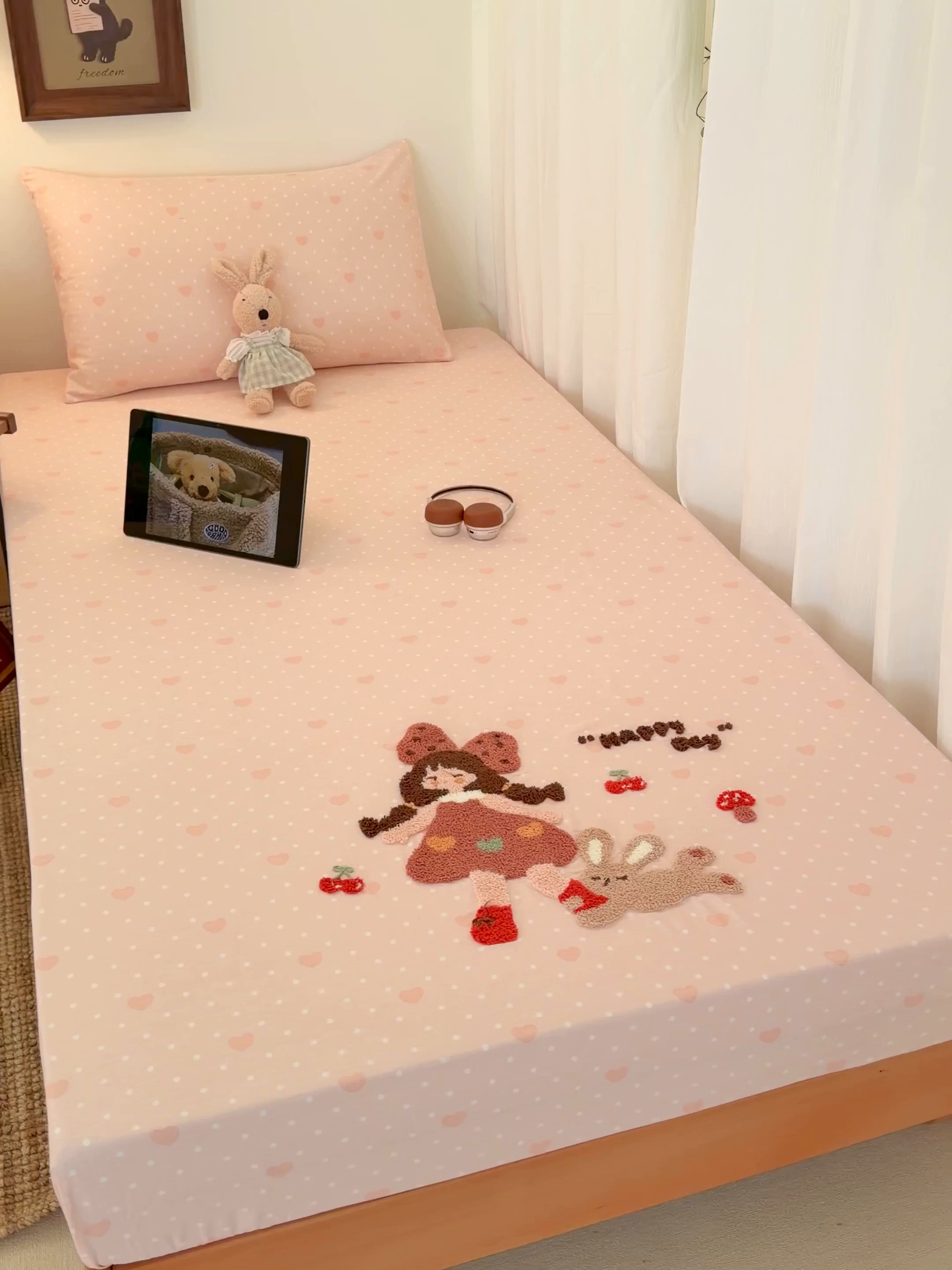 91家纺网 家纺一手货源 找家纺 倾慕家纺 2026新款学生纯棉毛巾绣单床笠 床笠小兔女孩